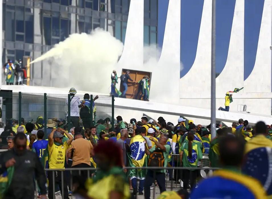 Câmara aprova projeto que reduz penas dos condenados pelo 8 de janeiro