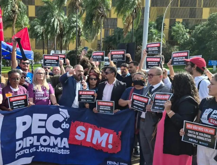 Jornalistas fazem ato contra censura e agressões na Câmara
