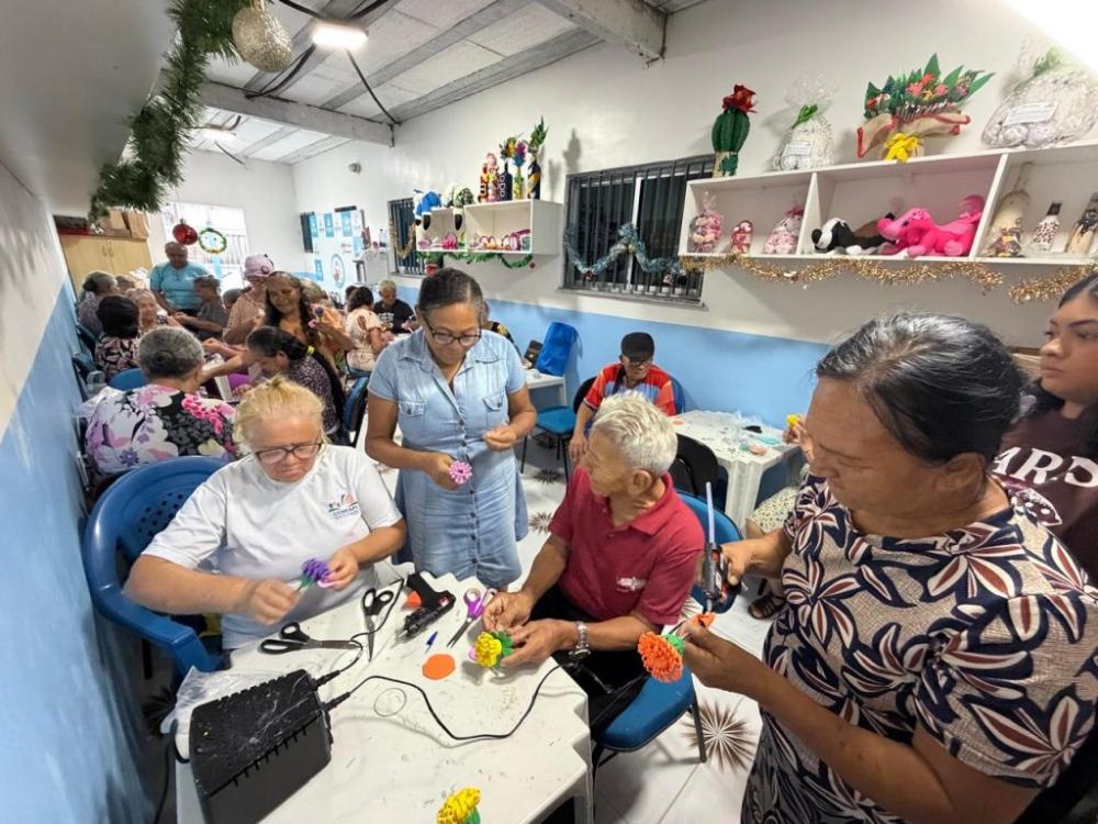 Prefeitura de Manaus incentiva empreendedorismo na terceira idade com oficinas gratuitas de artesanato