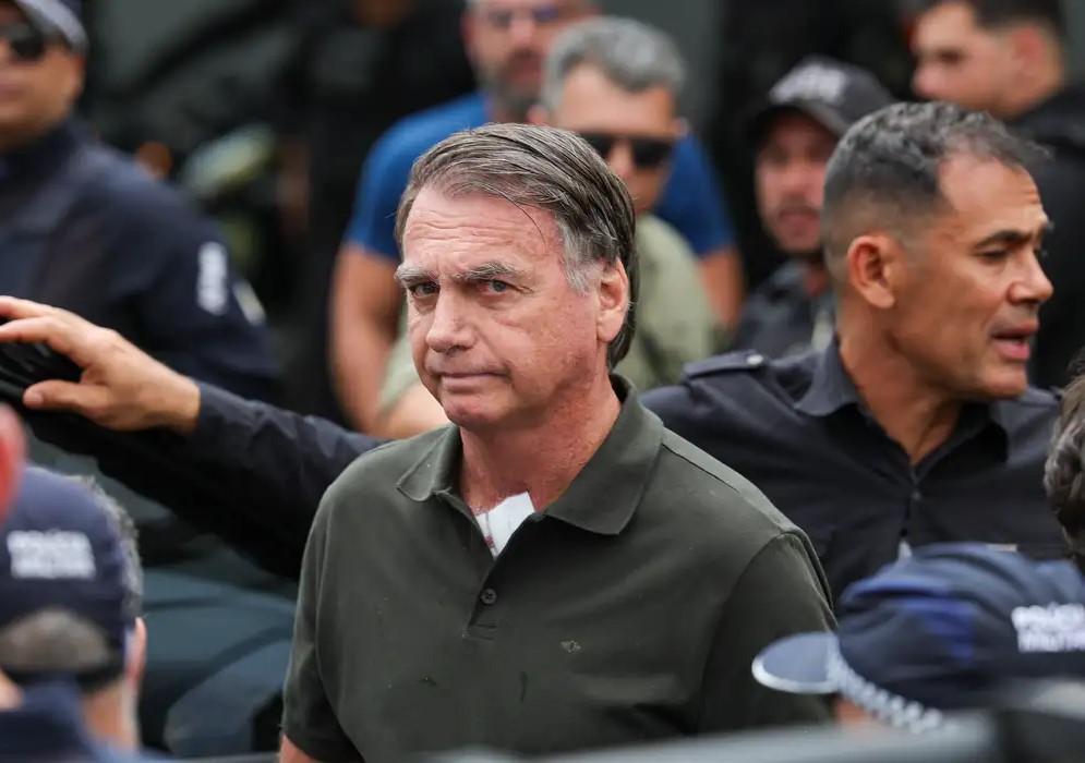 Defesa de Bolsonaro reitera pedido por cirurgia e prisão domiciliar