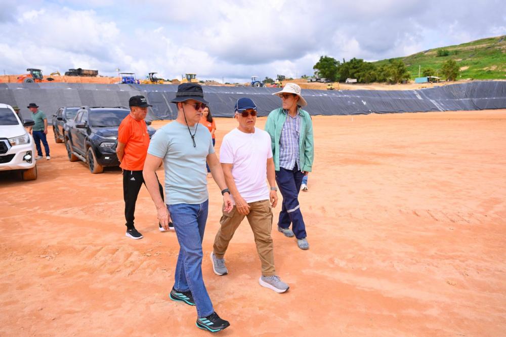 David Almeida acompanha avanço de 75% do primeiro núcleo do novo aterro sanitário e destaca solução histórica para resíduos sólidos em Manaus