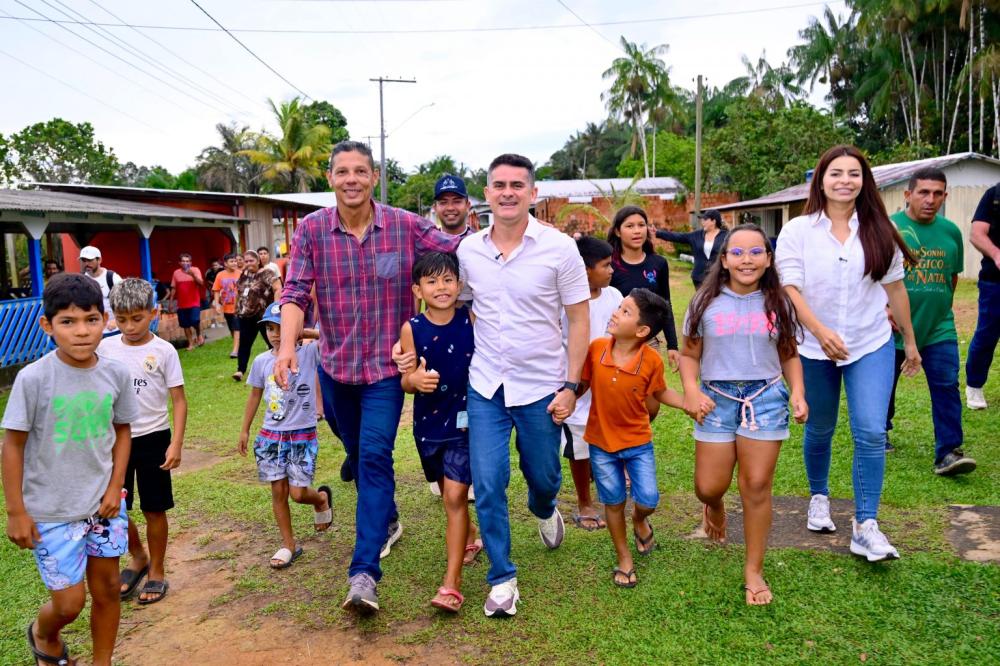 Prefeito David Almeida encerra ‘Natal das Águas’ levando solidariedade e alegria a comunidade polo Jaraqui, no rio Negro