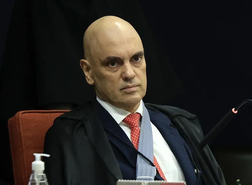 Moraes autoriza Bolsonaro a fazer cirurgia, mas nega prisão domiciliar