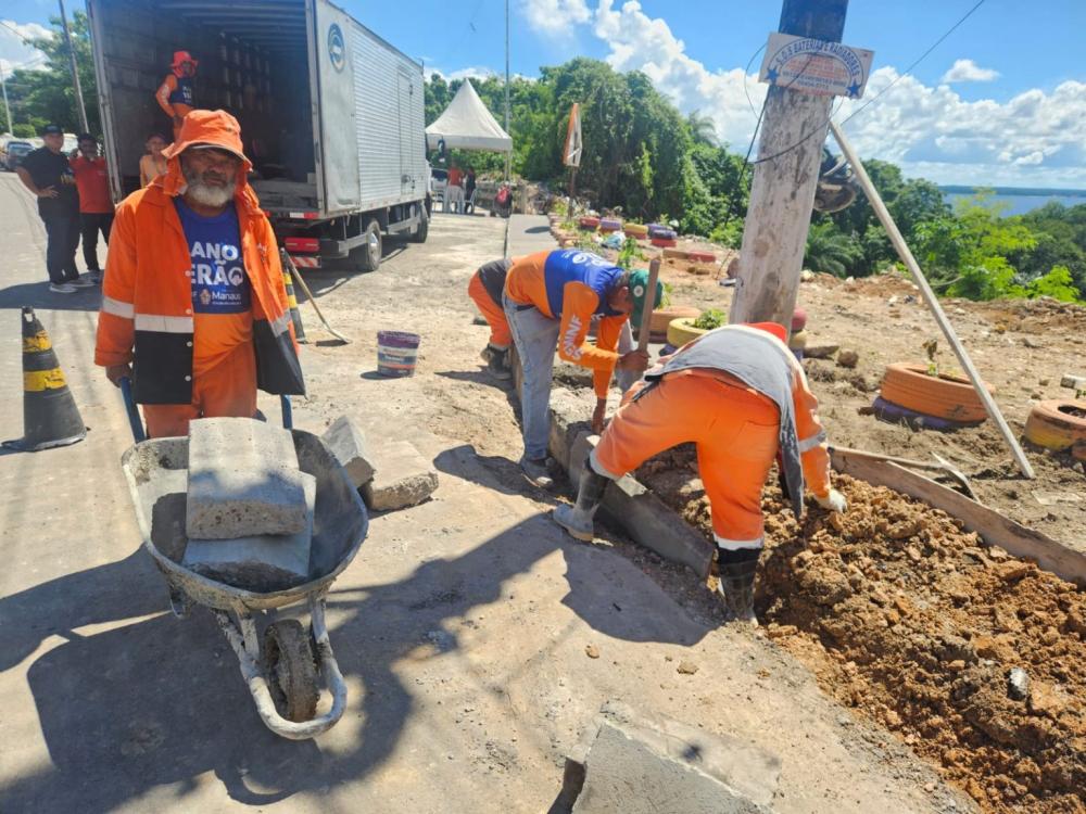 Prefeitura de Manaus realiza ação que promove melhor escoamento de águas pluviais