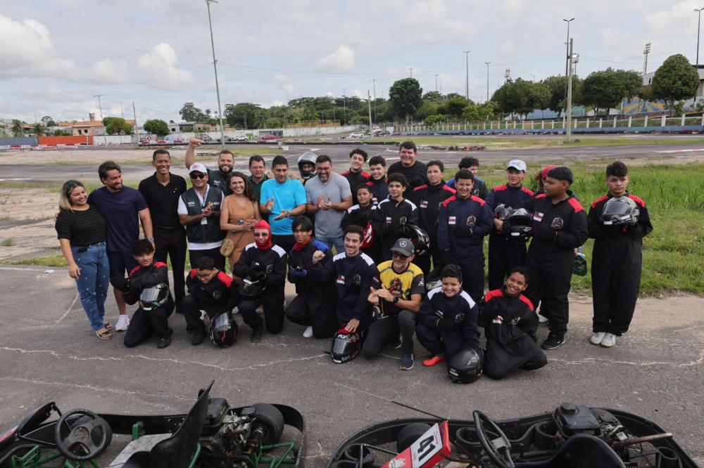 Pelci se destaca como política pública pioneira no Brasil ao oferecer aulas gratuitas de kart para crianças e adolescentes