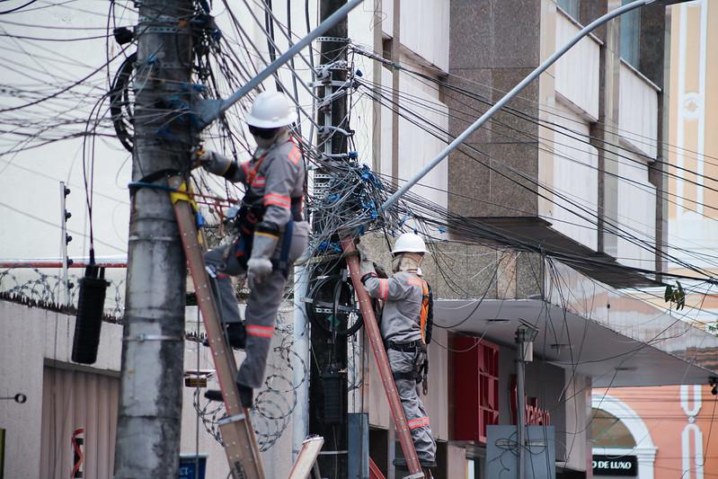 Com mais de 15 toneladas de cabos retirados do Centro, prefeitura deve ampliar operações em 2026