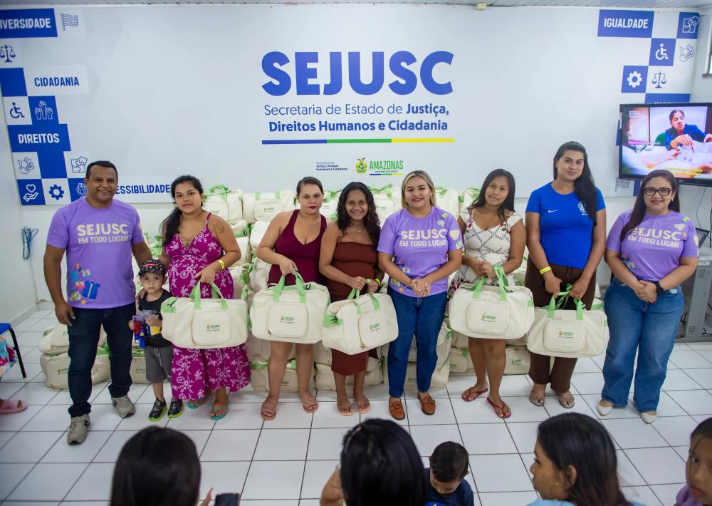 Sejusc realiza entrega de kits bebês para gestantes, em Manaus