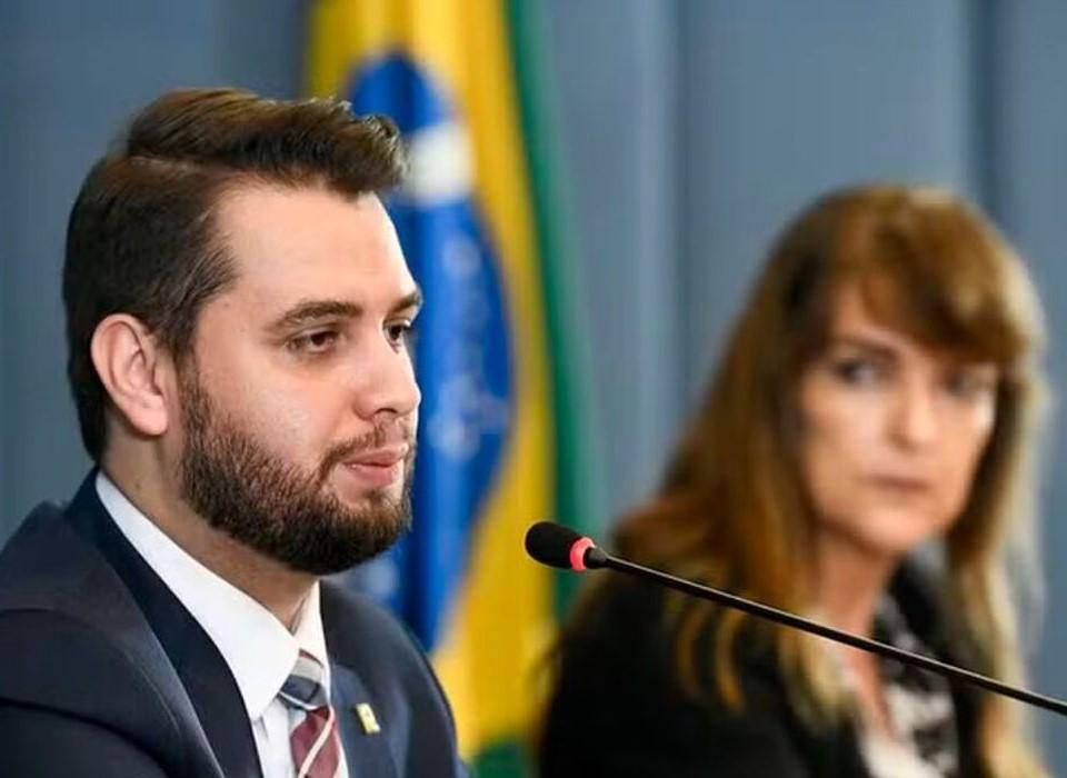 Moraes pede que Filipe Martins explique uso de rede social