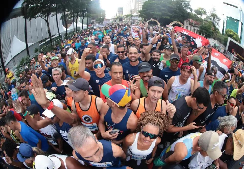 Com disposição e alegria, corredores anônimos agitam a São Silvestre