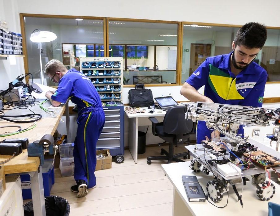 MEC regulamenta programa que fortalece formação profissional