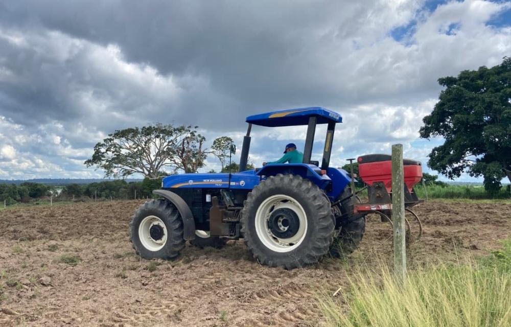 Prefeitura de Parintins prepara área de pastagem e capineira com mecanização no Parananema