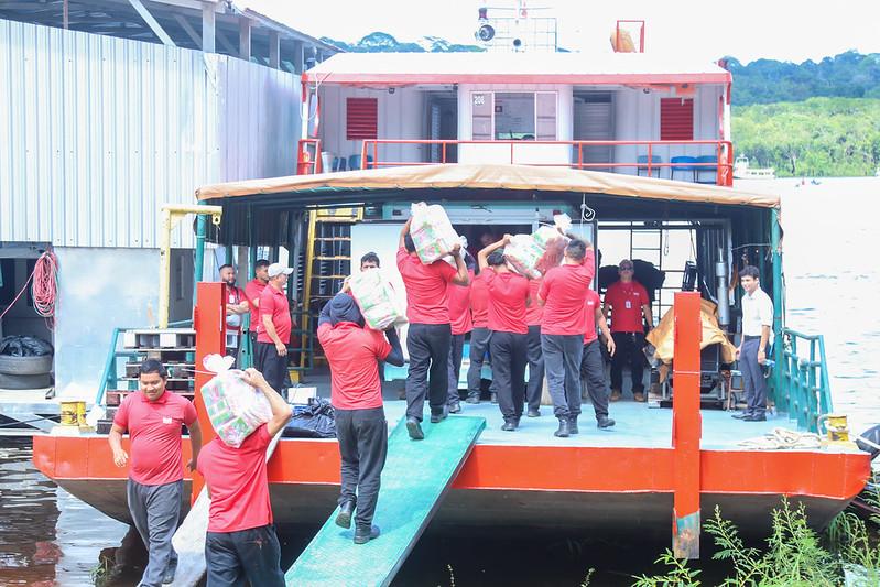 Prefeitura de Manaus inicia entrega de alimentos da merenda escolar a escolas ribeirinhas do rio Negro