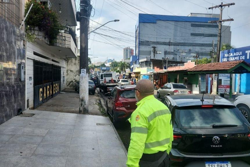Prefeitura de Manaus realiza duas operações simultâneas para coibir estacionamento irregular e proteger vagas especiais