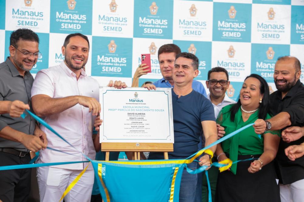 Prefeito David Almeida reinaugura escola revitalizada na Compensa e reforça educação com mais de 380 unidades já entregues