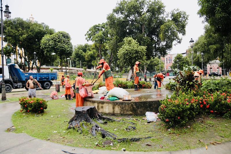 Prefeitura de Manaus alerta para retrabalho de limpeza na praça da Matriz após aumento do descarte irregular de lixo