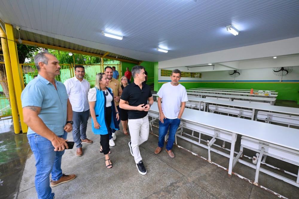 Prefeito David Almeida acaba com burocracia nas escolas com o Proesc e transforma pequenos reparos em política pública que gera emprego nos bairros