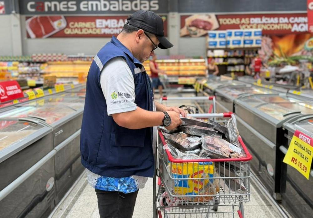 Fiscalização: Procon-AM autua supermercado por comercialização de mais de 80 kg de alimentos impróprios para o consumo