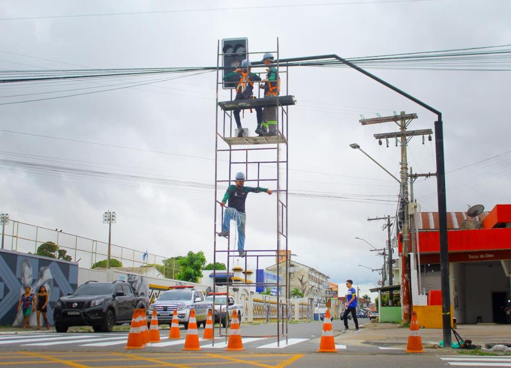 Prefeitura de Parintins reforça segurança viária com novos semáforos em pontos de grande fluxo na cidade