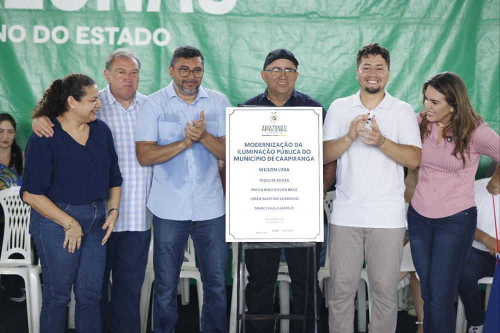 Governador Wilson Lima vistoria obras da estrada do Membeca e inaugura iluminação de LED em Caapiranga