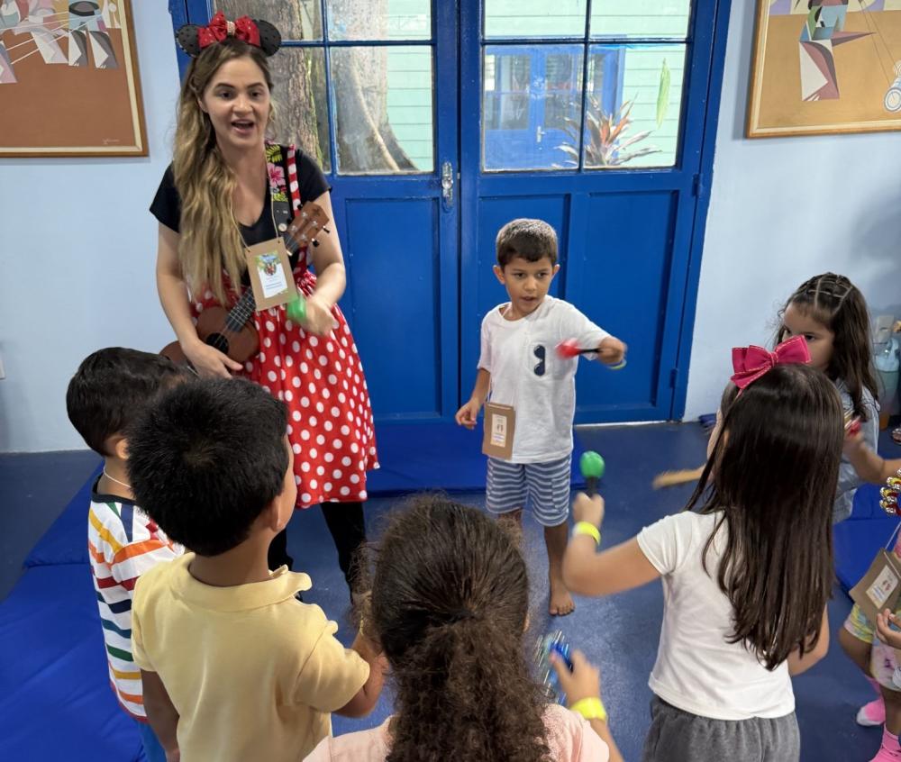 Oficina de música é desenvolvida com crianças na colônia de férias da Prefeitura de Manaus