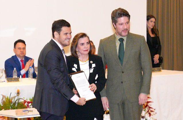 Prefeito em exercício Renato Junior assina termo de compromisso do programa inédito de educação do TCE-AM