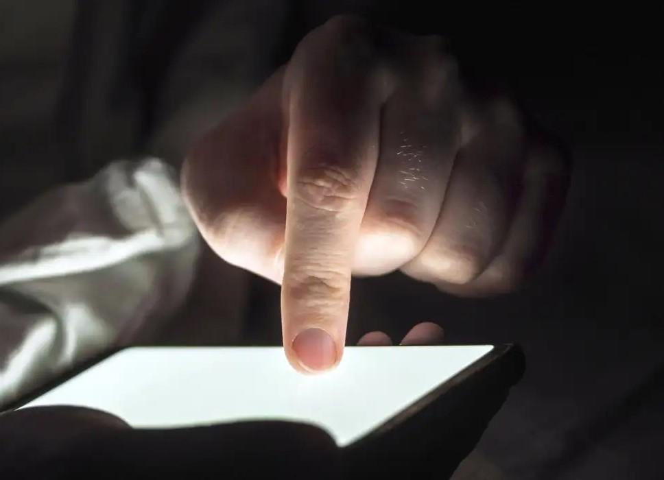 Conteúdos falsos criados com IA mais que triplicam entre 2024 e 2025