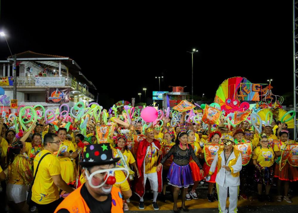 Multidão em festa no primeiro dia do Carnailha 2026 com a disputa dos Blocos Irreverentes