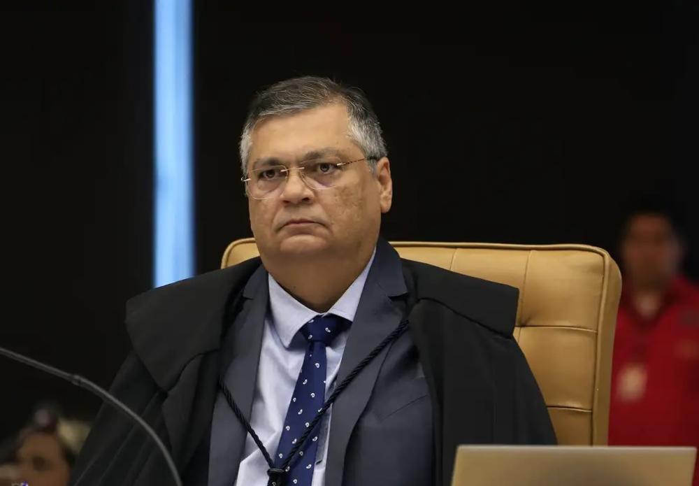 Dino proíbe novas leis que garantam 'penduricalhos' acima do teto