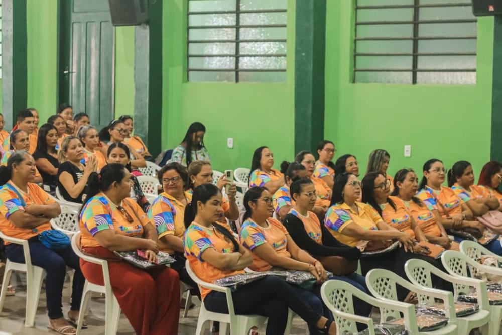 Em jornada pedagógica, Secretaria de Educação apresenta guia orientador a professores da rede municipal