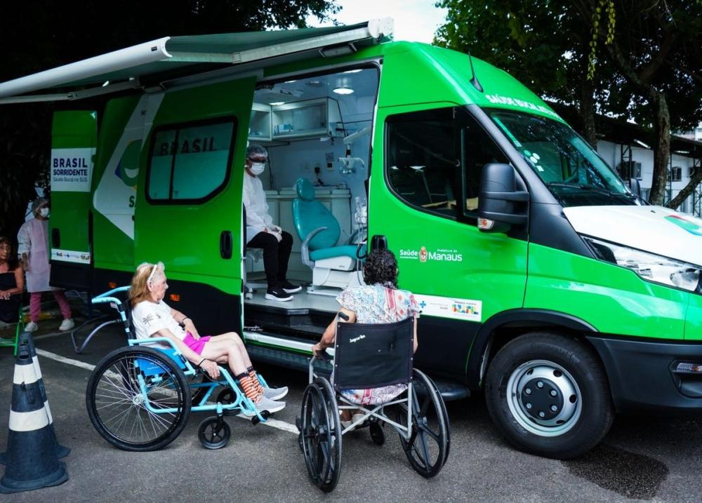 Unidade odontológica móvel da prefeitura atende 215 usuários na Fundação Dr. Thomas