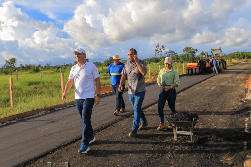 Nas bairros e comunidades, prefeito Mateus Assayag fiscaliza de perto avanço das obras em Parintins