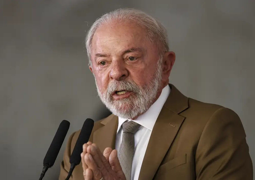 Lula zera imposto e subsidia diesel para conter alta do petróleo