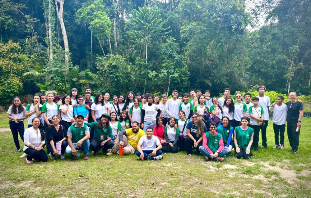 Estudantes da rede municipal participam de aula do projeto Academia Ambiental com vivências práticas na natureza