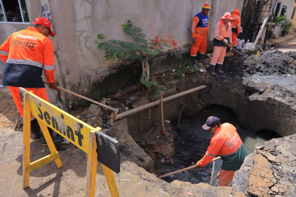 Prefeitura de Manaus intensifica limpeza na zona Sul e retira 5 toneladas de lixo de bueiros