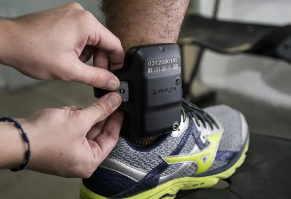 PM relata ao STF troca do carregador da tornozeleira de Bolsonaro