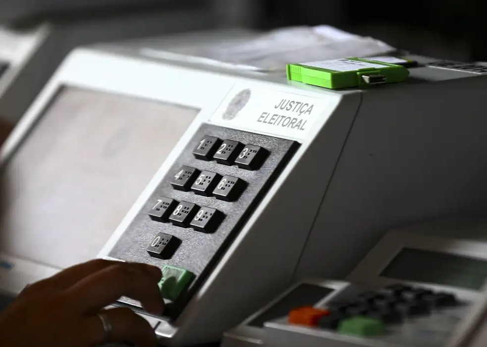 Onze governadores renunciam para disputar eleições de outubro