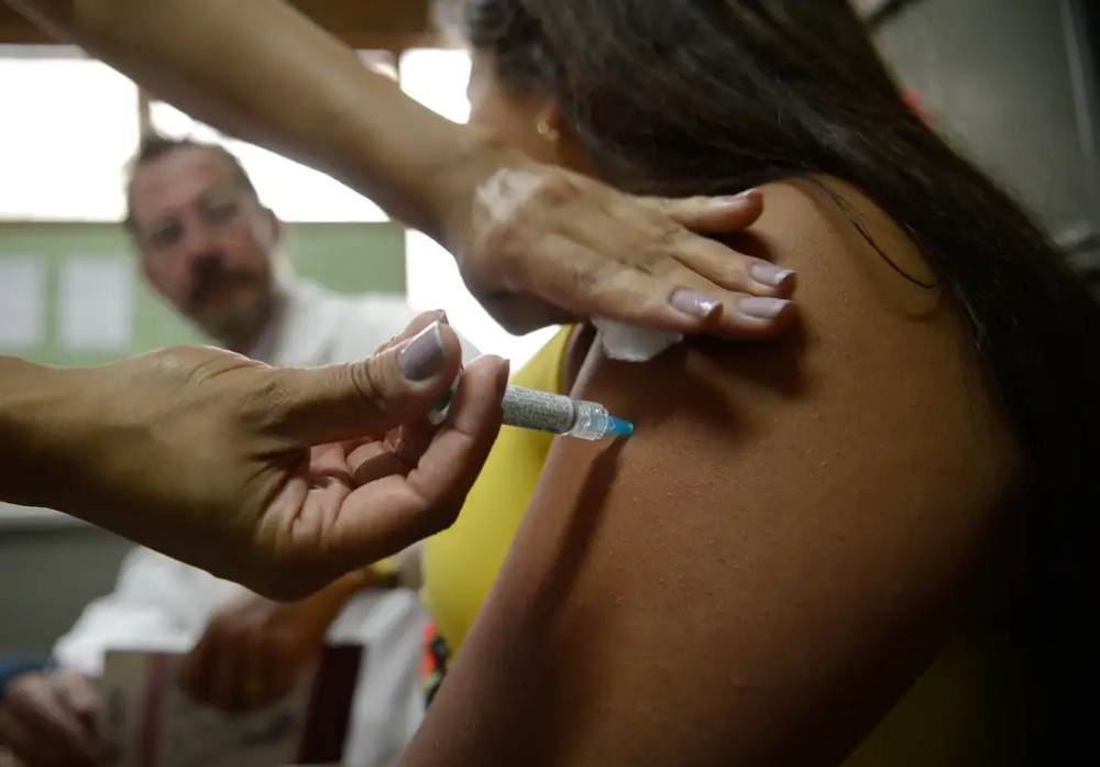 Empresas deverão informar trabalhadores sobre cânceres e vacina