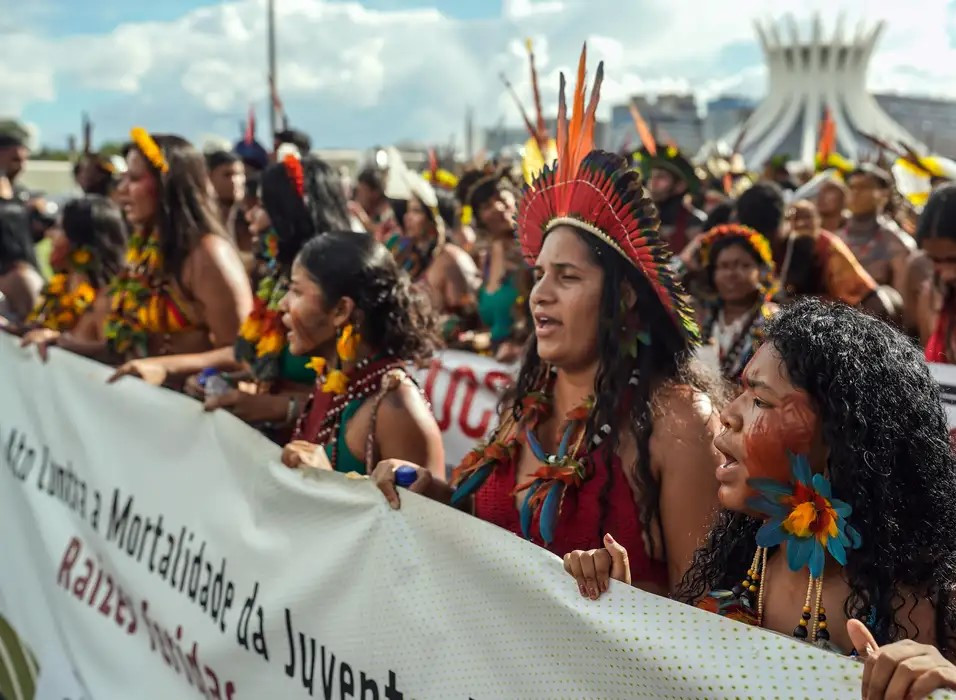 Em marcha, indígenas revelam orgulho de erguer faixas e bandeiras