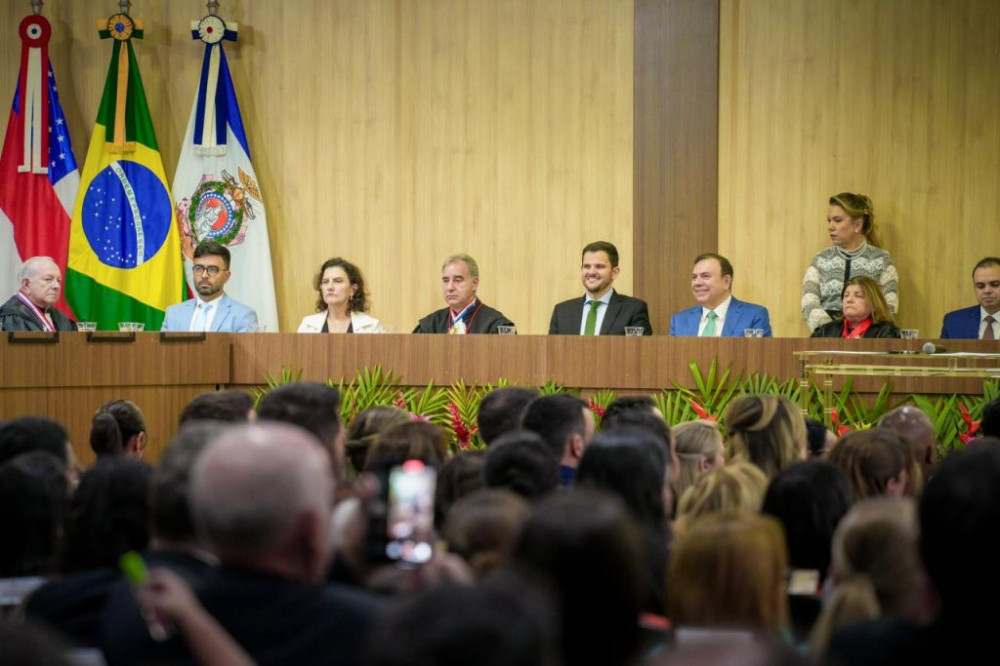 Prefeito Renato Junior prestigia posse de novos juízes do TJ-AM e destaca fortalecimento institucional entre município e Judiciário
