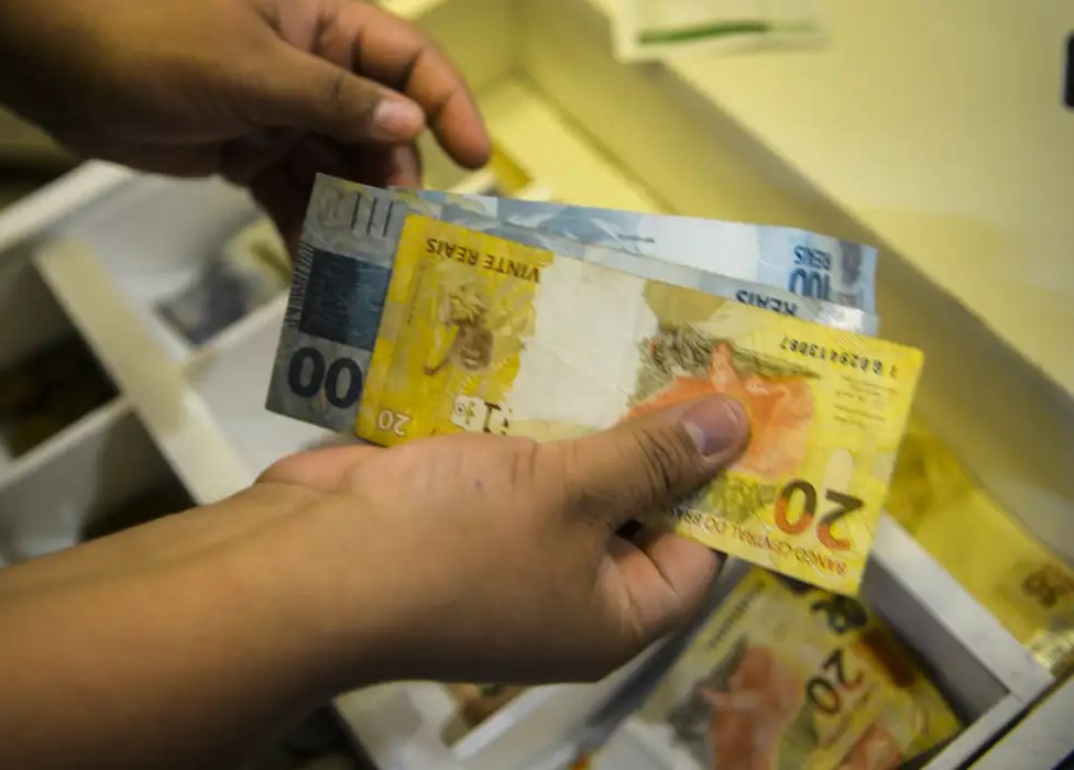 Governo propõe salário mínimo de R$ 1.717 em 2027