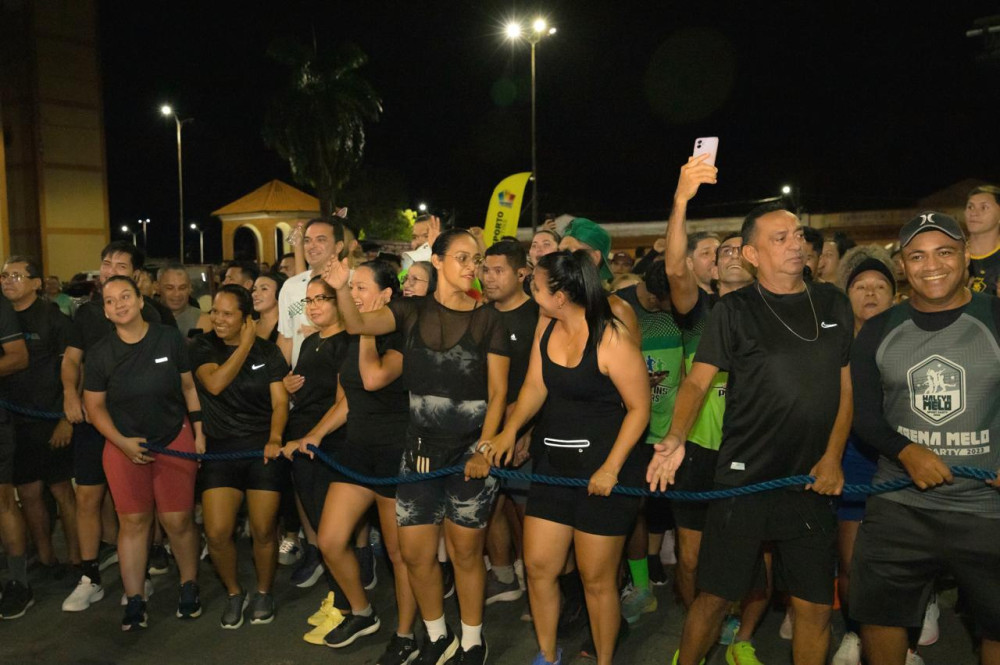 Corridão reúne grupos de corrida, academias e uma multidão em atividade noturna em Parintins