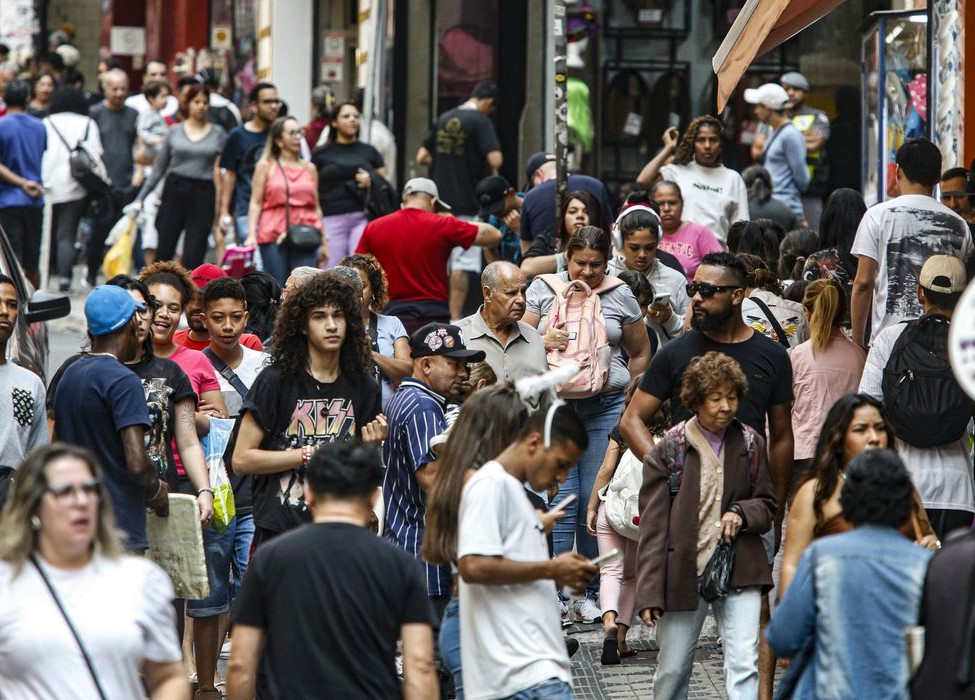 População no Brasil cresce em ritmo menor e está envelhecendo