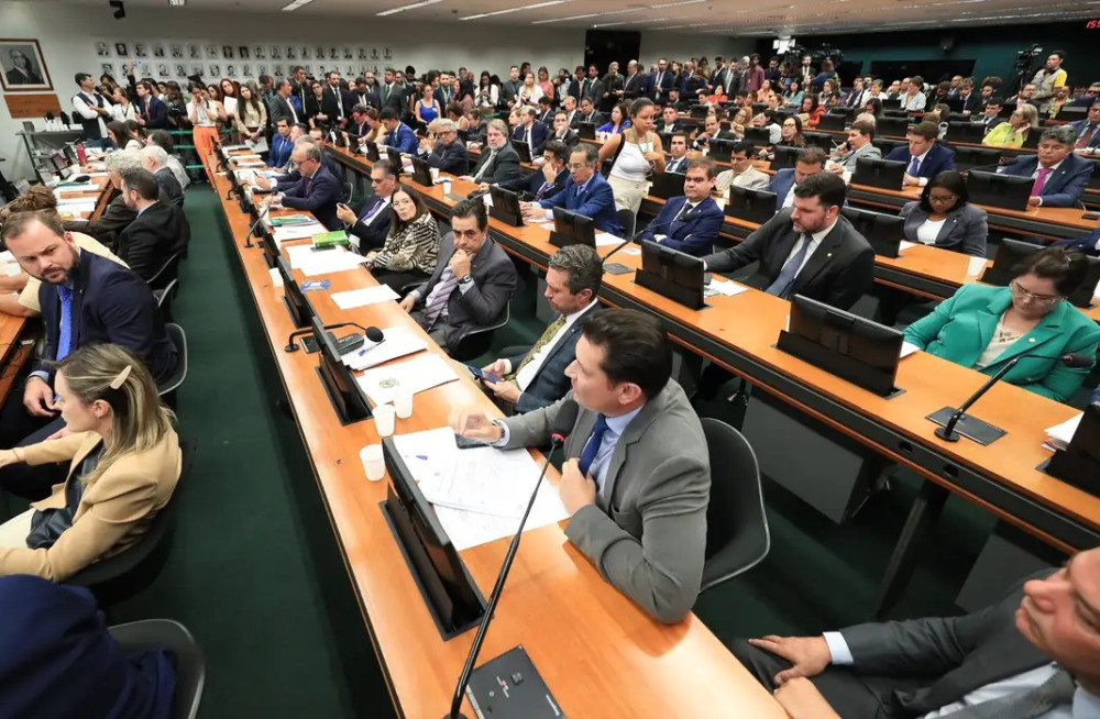 CCJ da Câmara retoma análise do fim da escala 6x1 nesta quarta