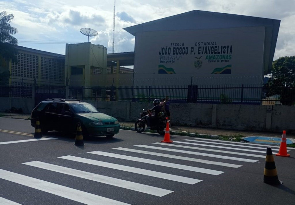 Prefeitura de Manaus implanta e revitaliza mais de 400 faixas de pedestres com reforço nas áreas escolares
