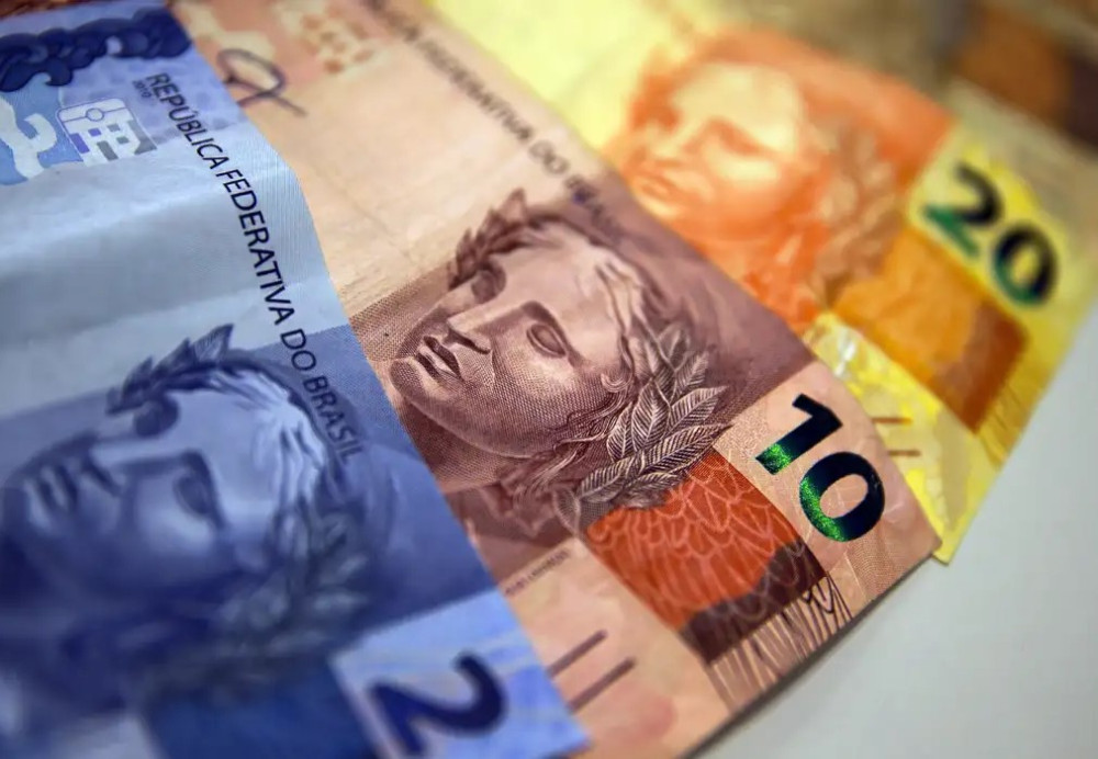 Aposentados e pensionistas do INSS começam a receber 13º nesta sexta