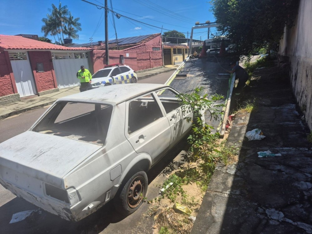 Prefeitura de Manaus realiza operação ‘Sucata’ e remove veículos abandonados nas zonas Centro-Oeste e Norte