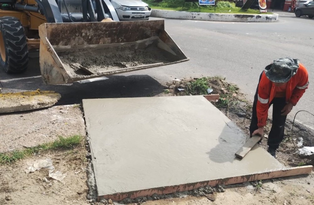 Prefeitura atua em reconstrução de caixa coletora em avenida do bairro Jorge Teixeira para maior segurança na infraestrutura