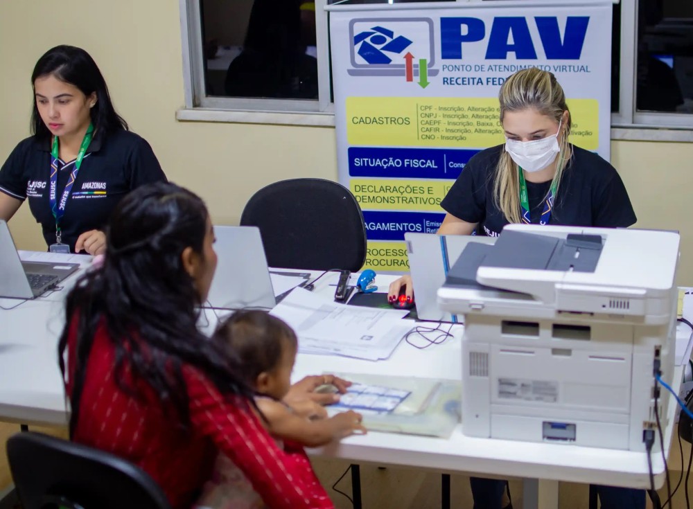 Sejusc e TJAM levam serviços de cidadania à população em situação de rua no Centro de Manaus