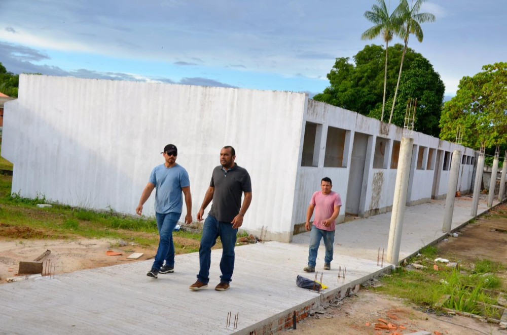 Obra de escola de 12 salas de aula entra em fase de acabamento em Parintins