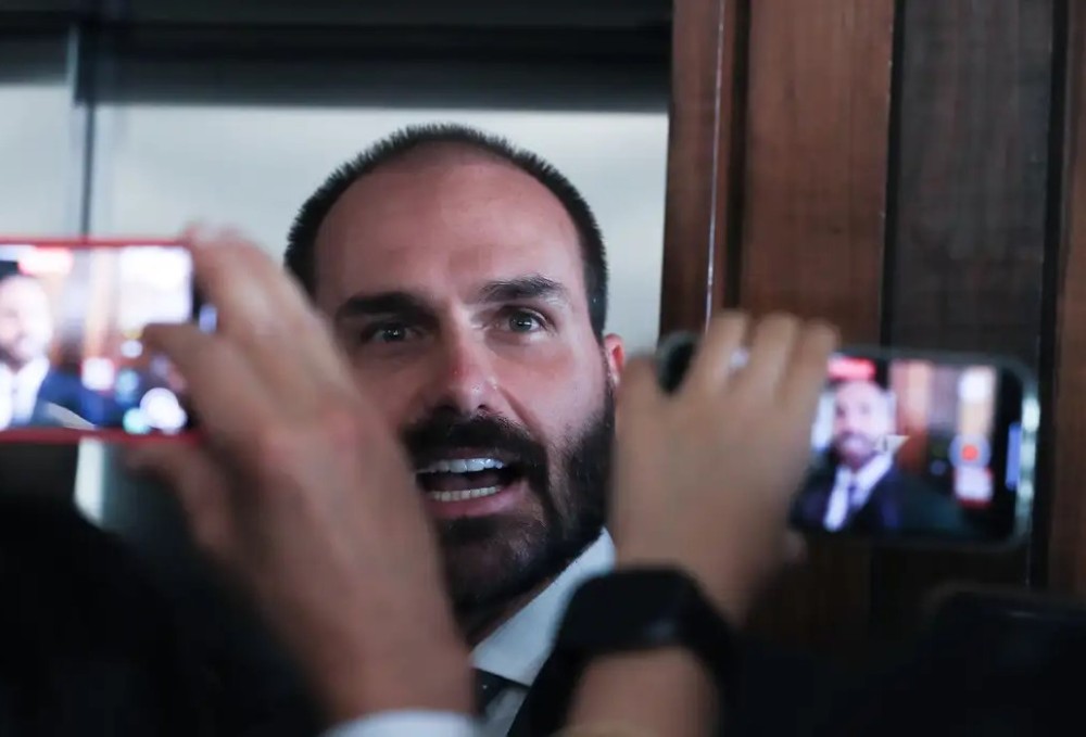 PGR pede ao Supremo condenação de Eduardo Bolsonaro por coação